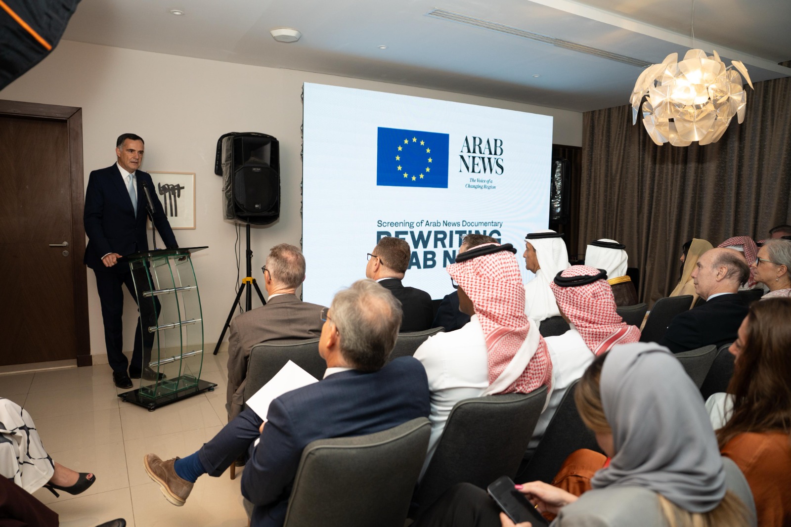 سفير الاتحاد الأوروبي لدى الرياض كريستوف فارنو خلال كلمة عن الفيلم الوثائقي Rewriting Arab News