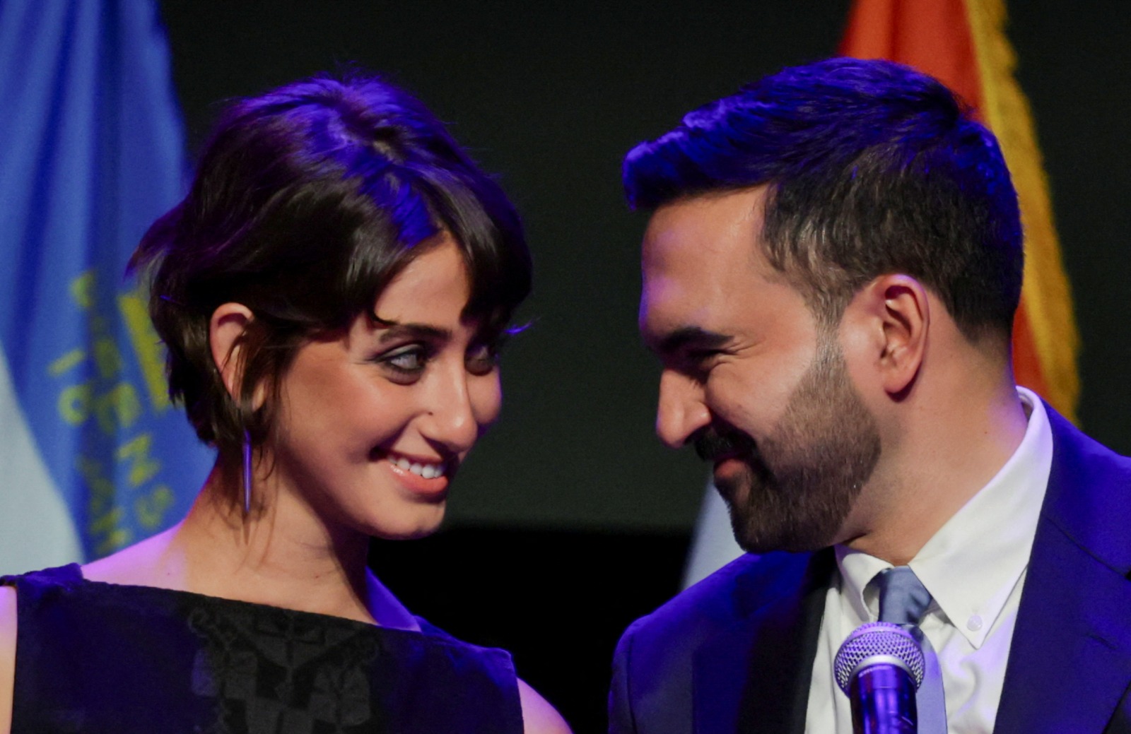 عمدة مدينة نيويورك المنتخب زهران ممدان إلى جانب زوجته راما دوجي. نيويورك. 4 نوفمبر 2025