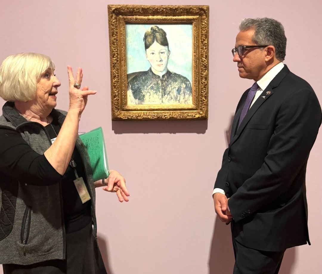 خالد العناني في أحد المعارض الفنية