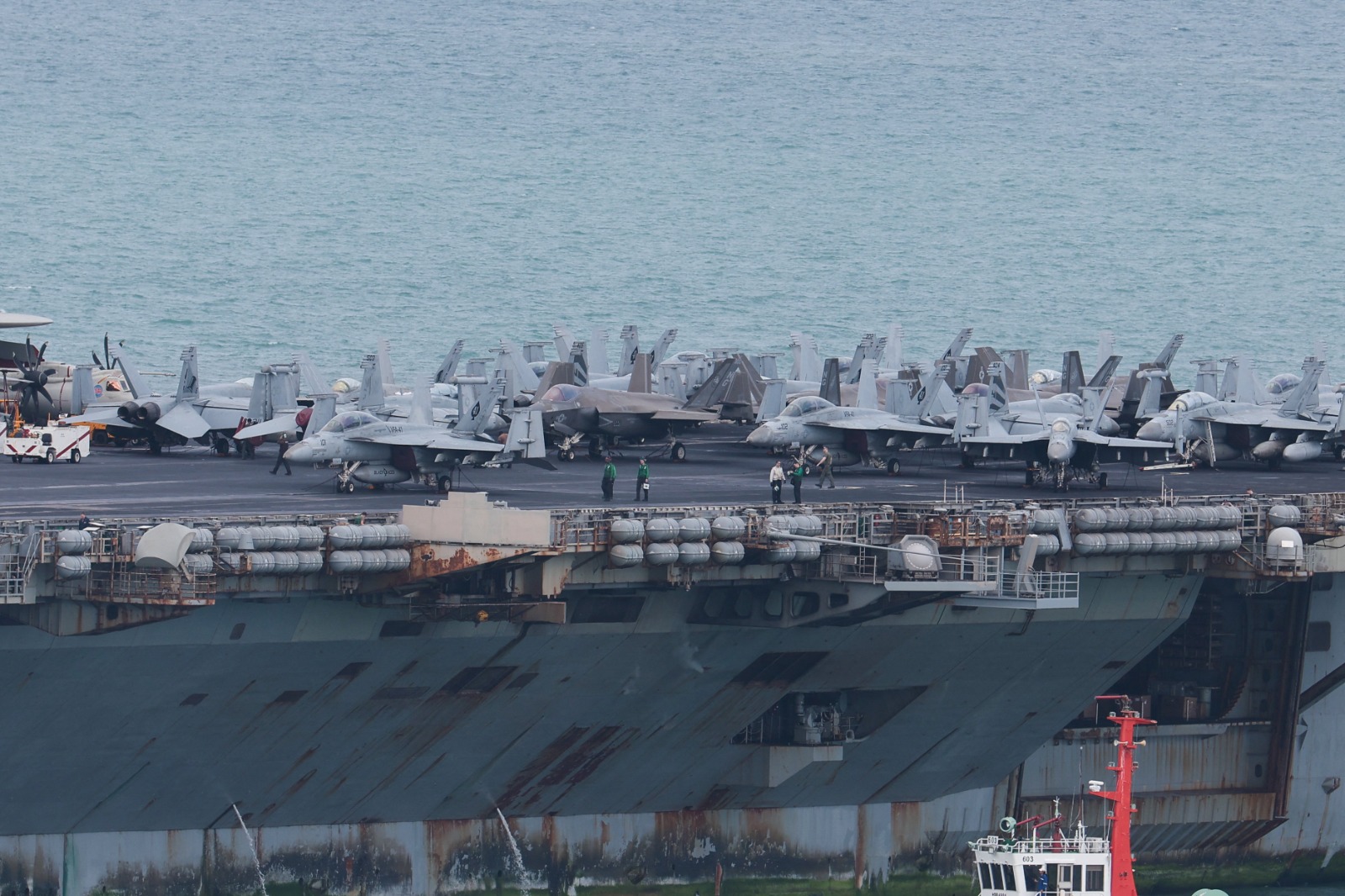 صدأ يظهر على بدن حاملة الطائرات الأميركية USS Abraham Lincoln خلال إبحارها باتجاه ميناء مدينة باتايا في تايلندا. 2 سبتمبر 2026