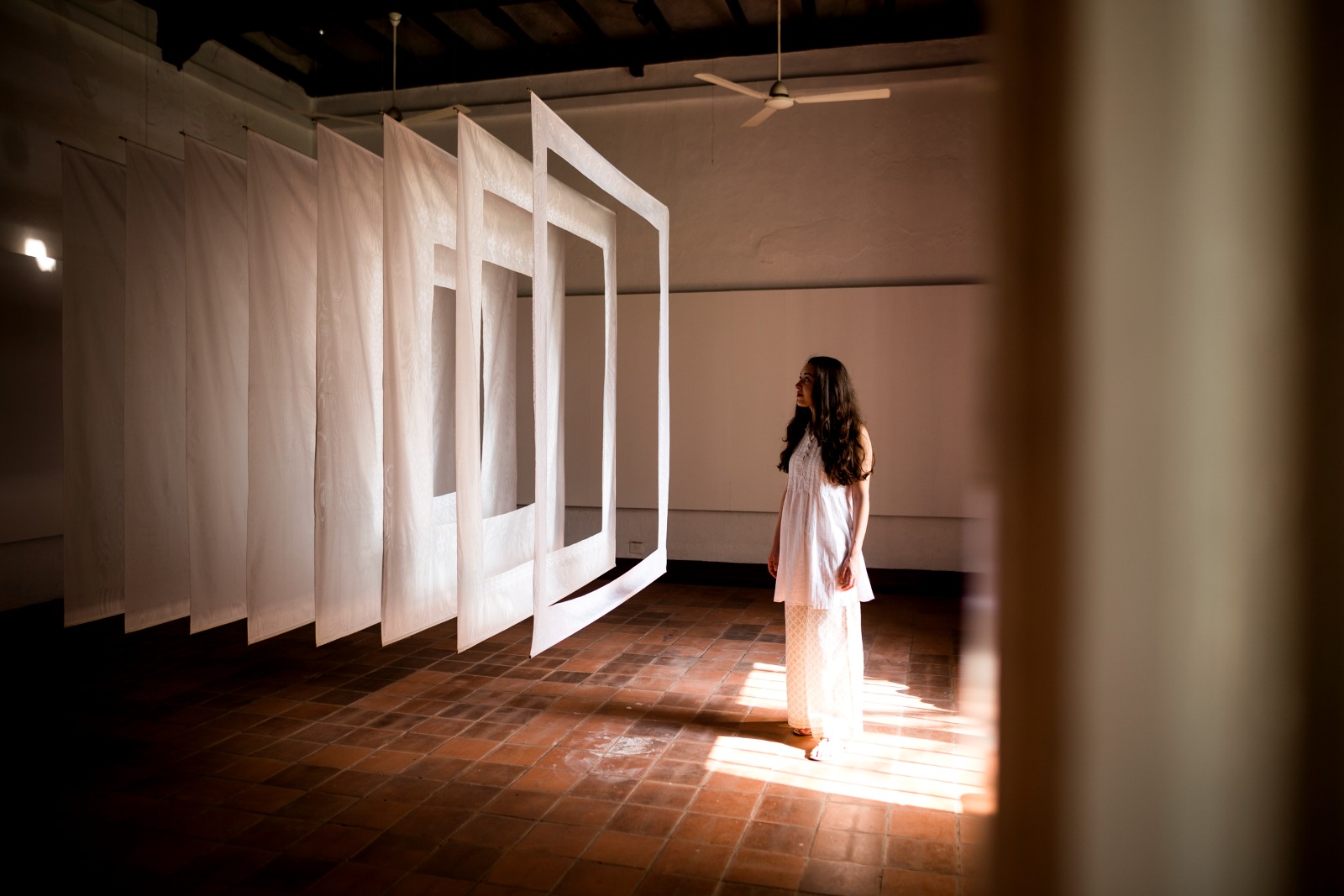 الفنانة إلى جانب عملها الفني