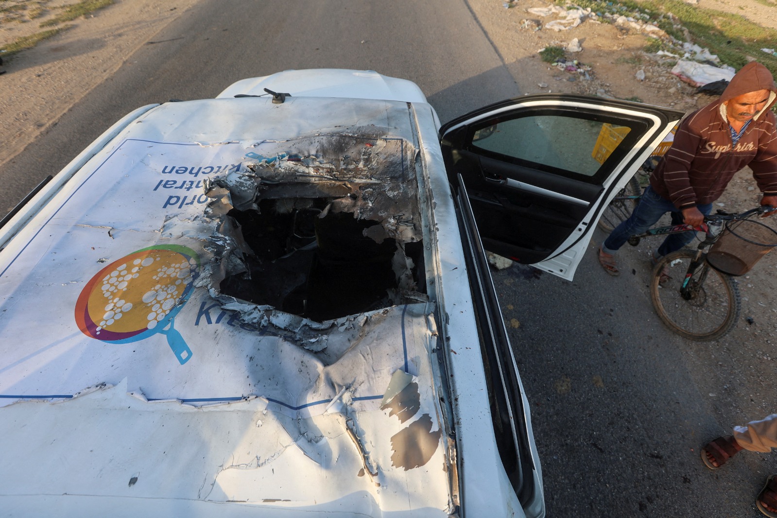 الفتحة التي أحدثتها الضربة الإسرائيلية في سقف السيارة دون تدميرها بالكامل تشير إلى استعمال ذخائر دقيقة موجهة بالليزر