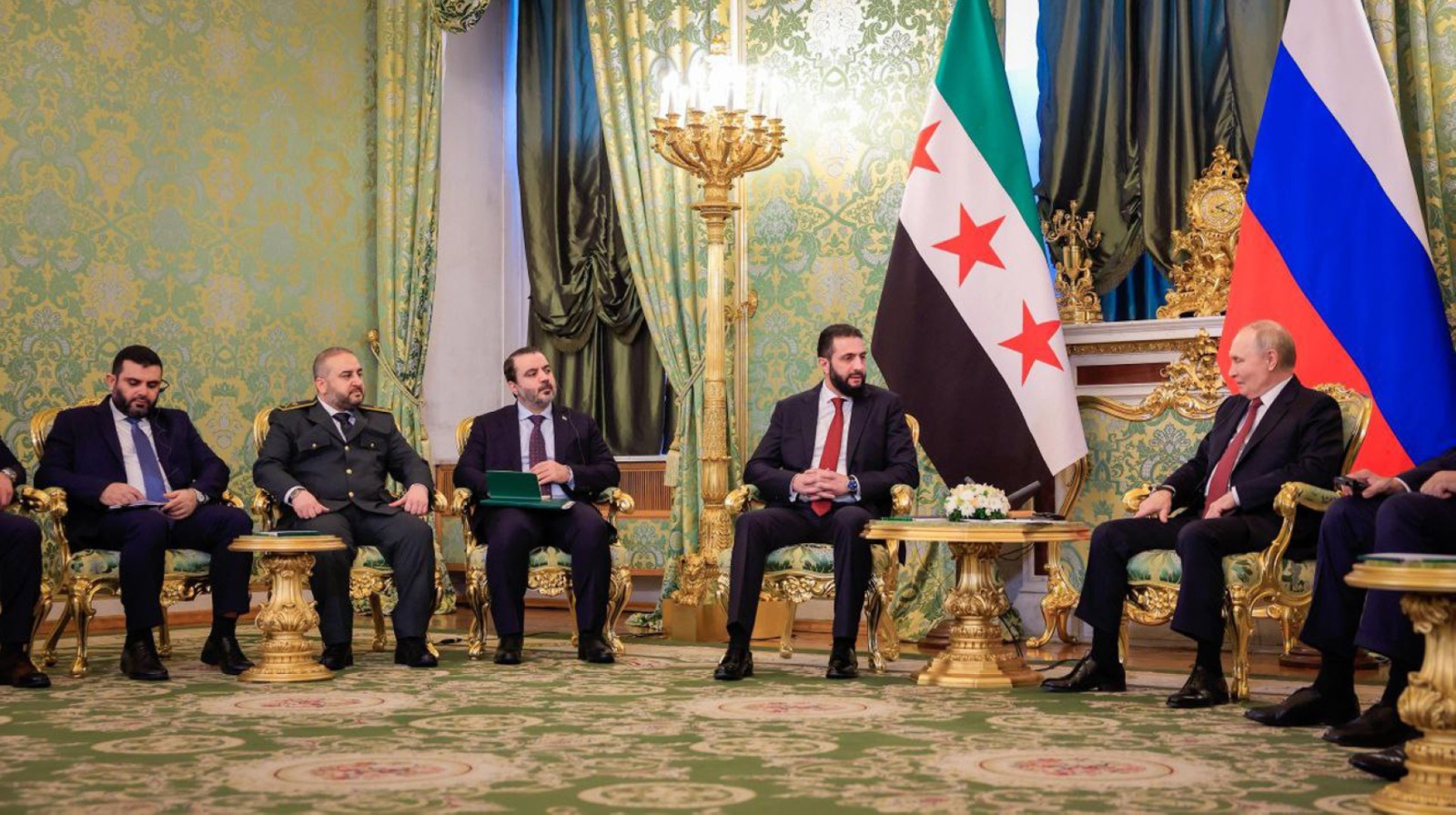 الرئيس السوري أحمد الشرع، يرافقه وزير الخارجية والمغتربين أسعد الشيباني، ووزير الدفاع اللواء مرهف أبو قصرة، ورئيس الاستخبارات العامة حسين السلامة، خلال لقاء مع الرئيس الروسي فلاديمير بوتين وكبار المسؤولين في قصر الكرملين في موسكو.