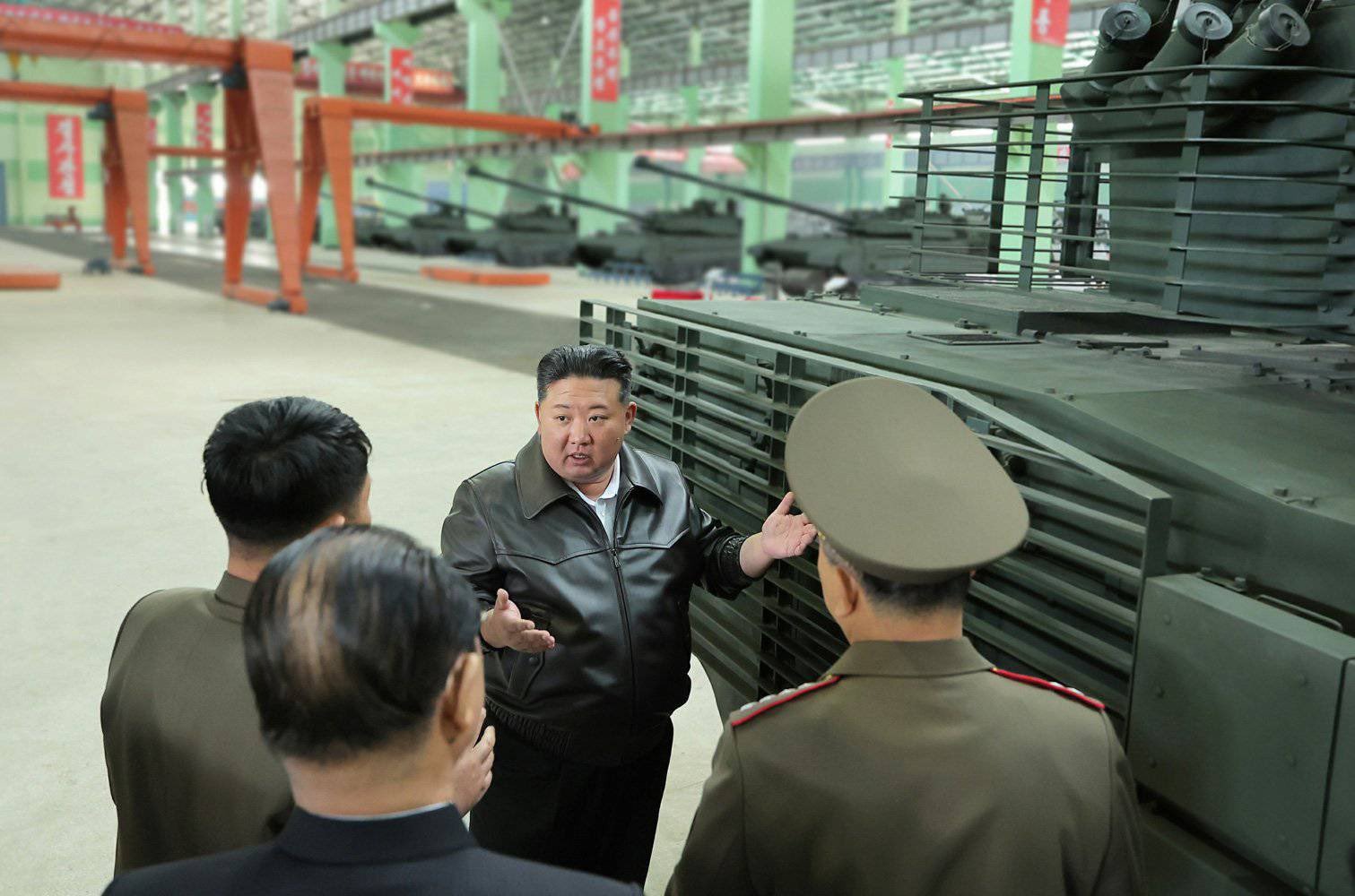 الزعيم الكوري الشمالي كيم جونج أون يتفقد النسخة المحسنة من دبابة القتال الرئيسية Cheonma-2