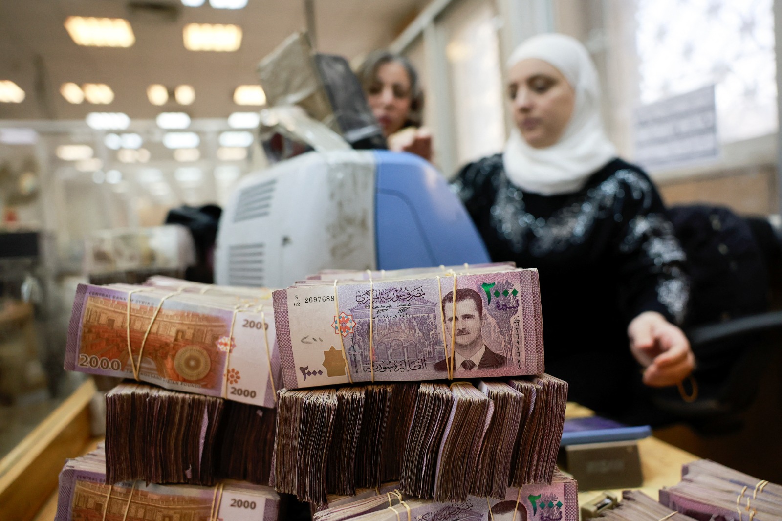حزم من الأوراق النقدية السورية مكدسة في البنك المركزي السوري، بعد الإطاحة ببشار الأسد، 16 ديسمبر2024