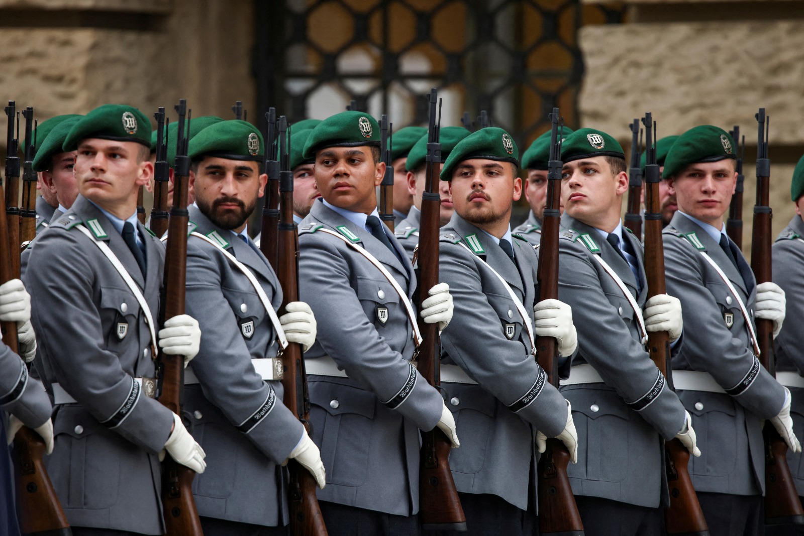 جنود من الجيش الألماني خلال مراسم أداء اليمين للمجندين الجدد أمام مجلس النواب في برلين. 22 مايو 2024