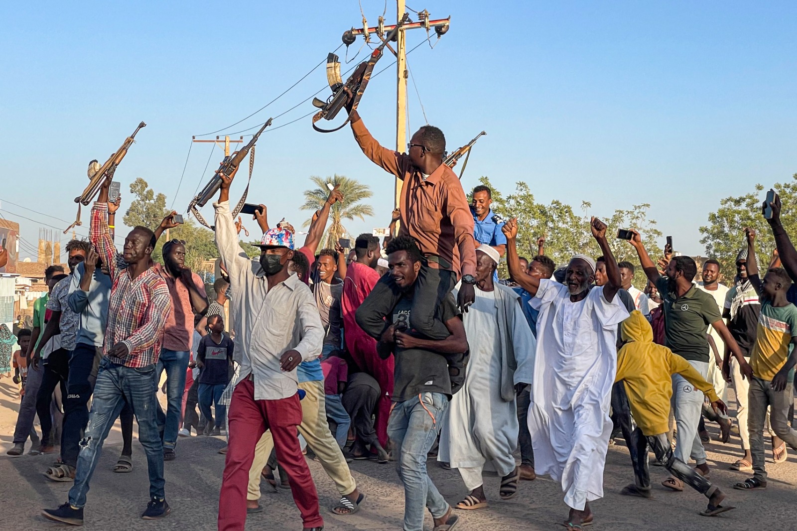 سودانيون من أنصار الجيش في مدينة ود مدني بولاية الجزيرة في السودان. 17 ديسمبر 2023