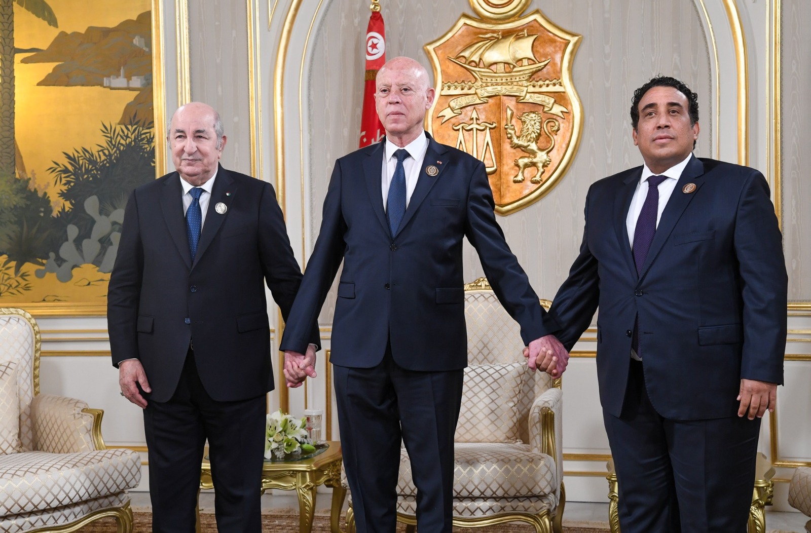 الرئيس التونسي قيس سعيد، والرئيس الجزائري عبد المجيد تبون، ورئيس المجلس الرئاسي الليبي محمد المنفي خلال قمة ثلاثية في تونس. 22 أبريل 2024