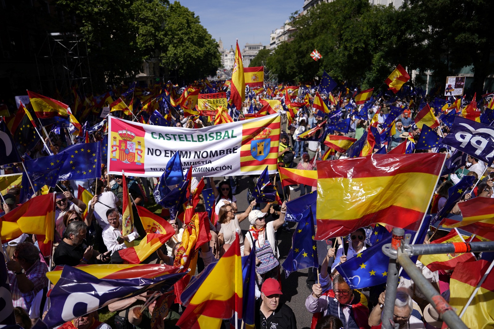 تظاهرة في مدريد احتجاجاً على قانون العفو عن الانفصاليين الكتالونيين في ساحة الاستقلال بالعاصمة مدريد. 26 مايو 2024