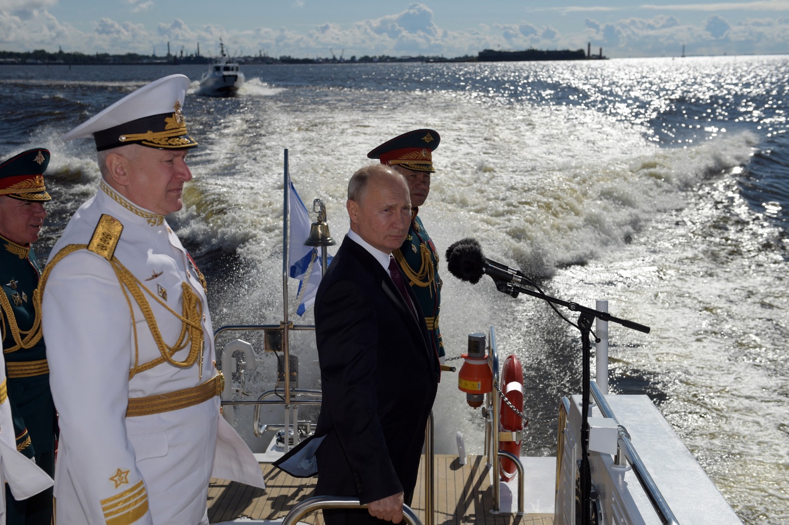 الرئيس الروسي فلاديمير بوتين (إلى اليمين) والقائد العام للبحرية الروسية نيكولاي يفمينوف يصلان لحضور عرض للأسطول الروسي كجزء من الاحتفال بيوم البحرية في سانت بطرسبرغ.28 يوليو 2019.