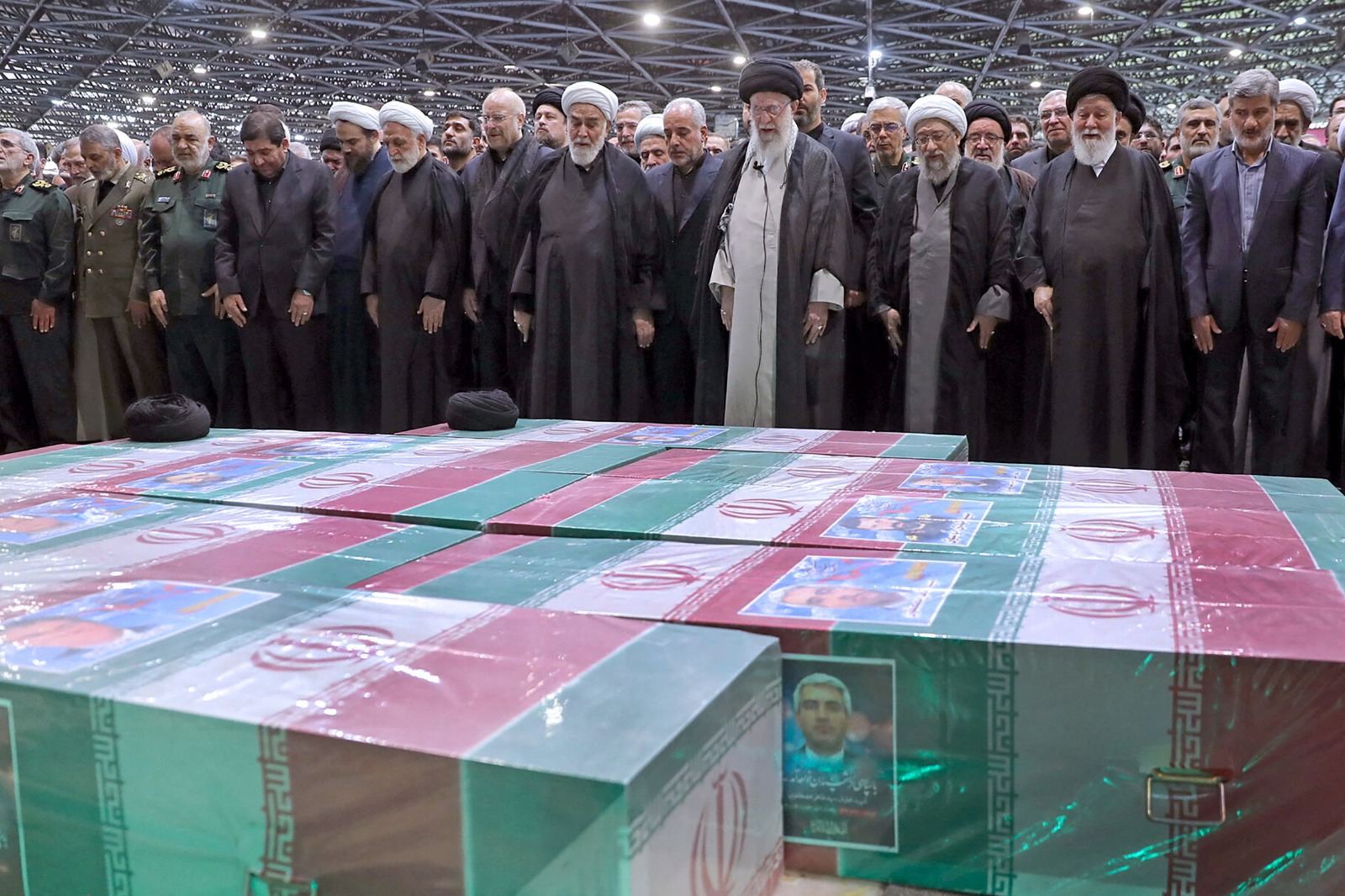 المرشد الأعلى علي خامنئي يتقدم المصلين في صلاة الجنازة على جثمان الرئيس الراحل ومرافقيه في طهران. 22 مايو 2024