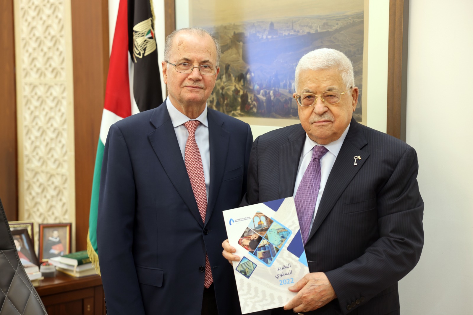 الرئيس الفلسطيني محمود عباس مع رئيس صندوق الاستثمار الفلسطيني محمد مصطفى. رام الله 7 يونيو 2023