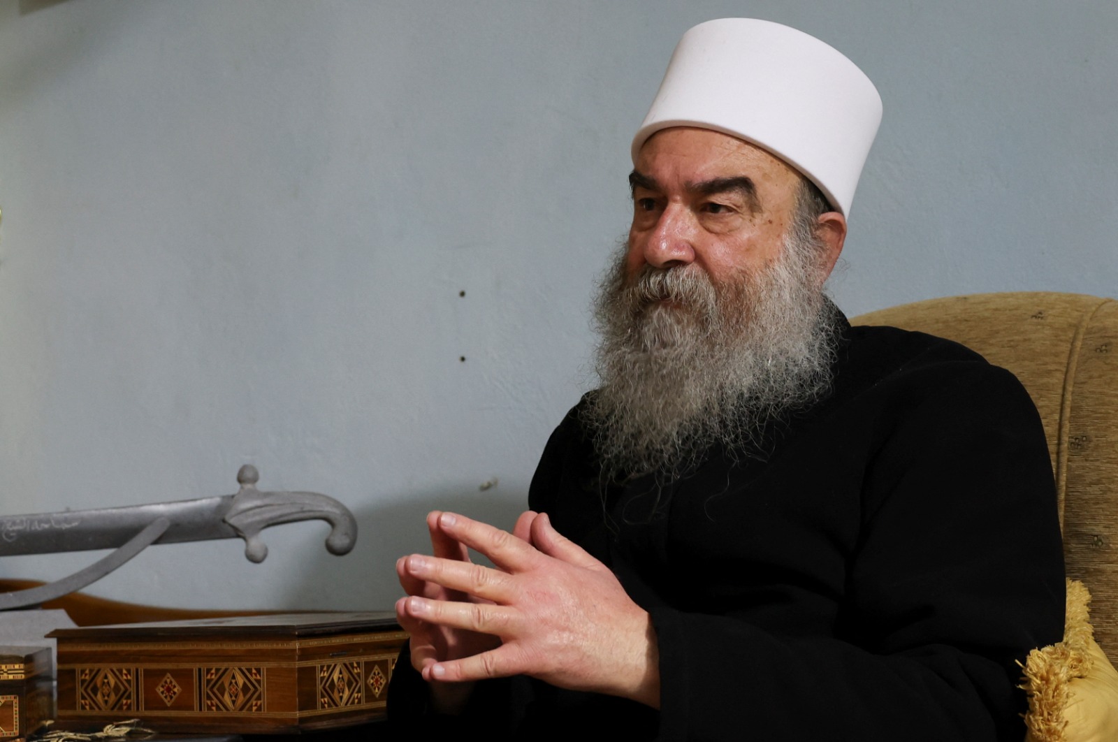 الشيخ حكمت الهجري الزعيم الروحي للطائفة الدرزية في سوريا خلال لقاء سابق مع وكالة رويترز. 20 فبراير 2025