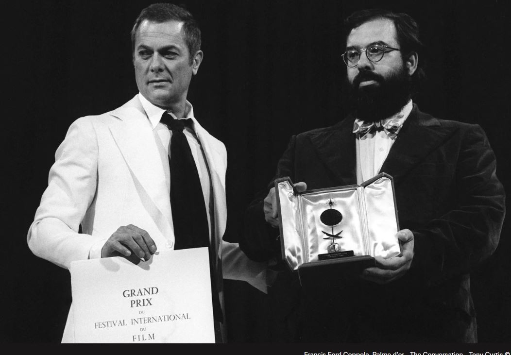 فرانسيس فورد كوبولا يحمل جائزة السعفة الذهبية لمهرجان كان السينمائي عن فيلم The Conversation، كان، فرنسا، 1974 - AFP