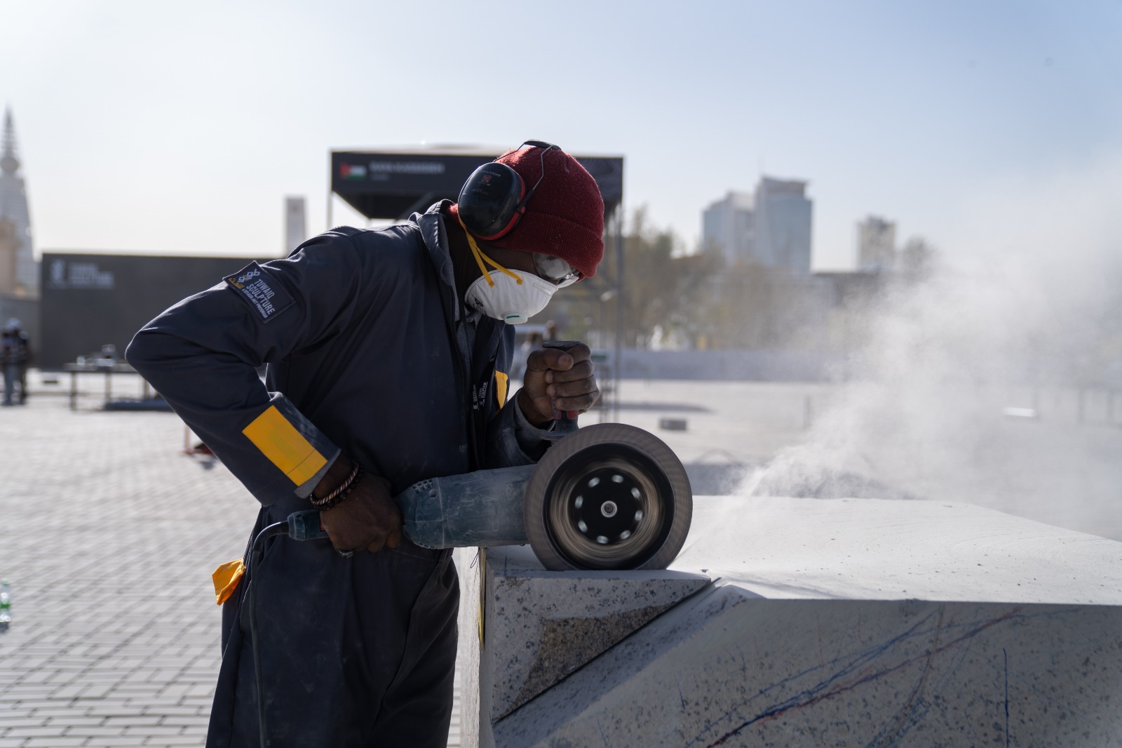 يستخدم المشاركون مواد محلية تشمل الجرانيت السعودي والمعادن المعاد تدويرها