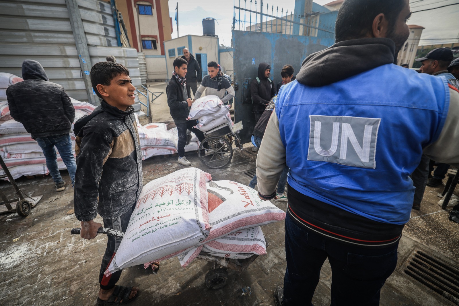 نازحون فلسطينيون يتلقون مساعدات غذائية في مركز وكالة الأمم المتحدة لإغاثة وتشغيل اللاجئين الفلسطينيين (الأونروا) في رفح جنوب قطاع غزة. 28 يناير 2024