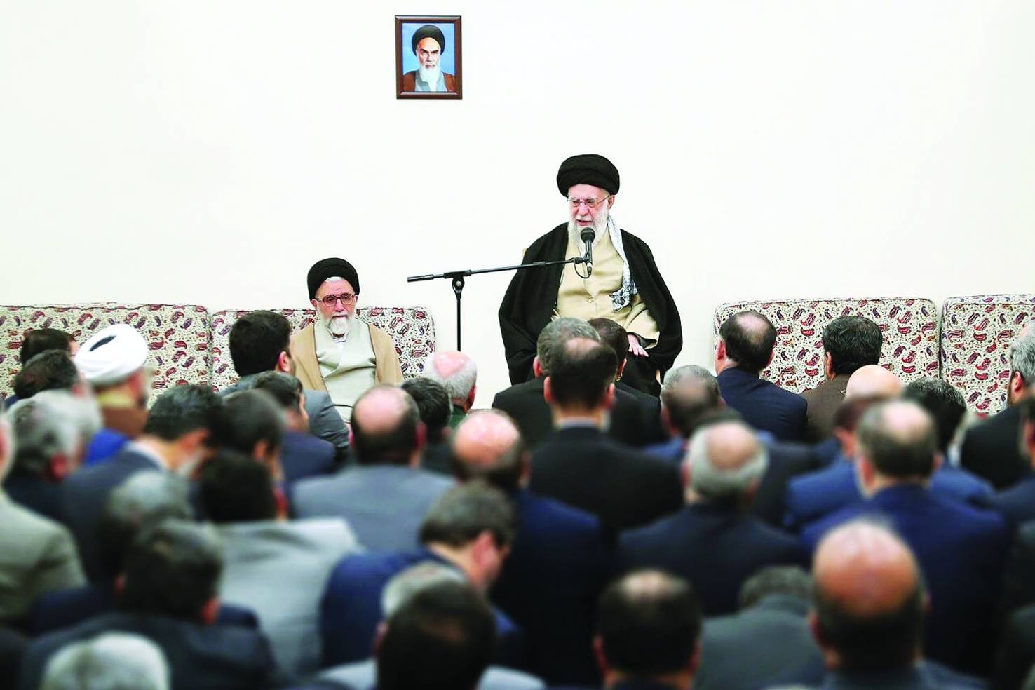 المرشد الإيراني علي خامنئي خلال لقاء مع مسؤولي وزارة الاستخبارات في فبراير الماضي