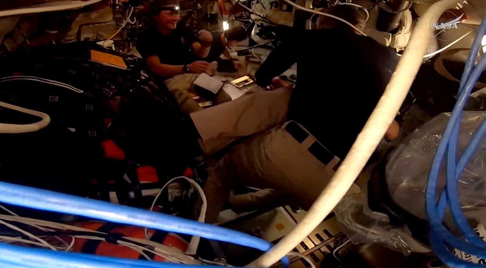 طاقم كبسولة أوريون التابعة لمهمة أرتميس 2 بعد أن وصلت المركبة الفضائية إلى أبعد مسافة لها عن الأرض عندما كانت تدور حول القمر في هذه اللقطة المأخوذة من فيديو بث مباشر. 6 أبريل 2026