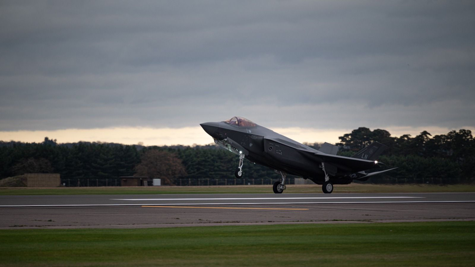 طائرة F-35 تابعة للقوات الأميركية تهبط في قاعدة لاكنهيث الملكية. 15 ديسمبر 2021