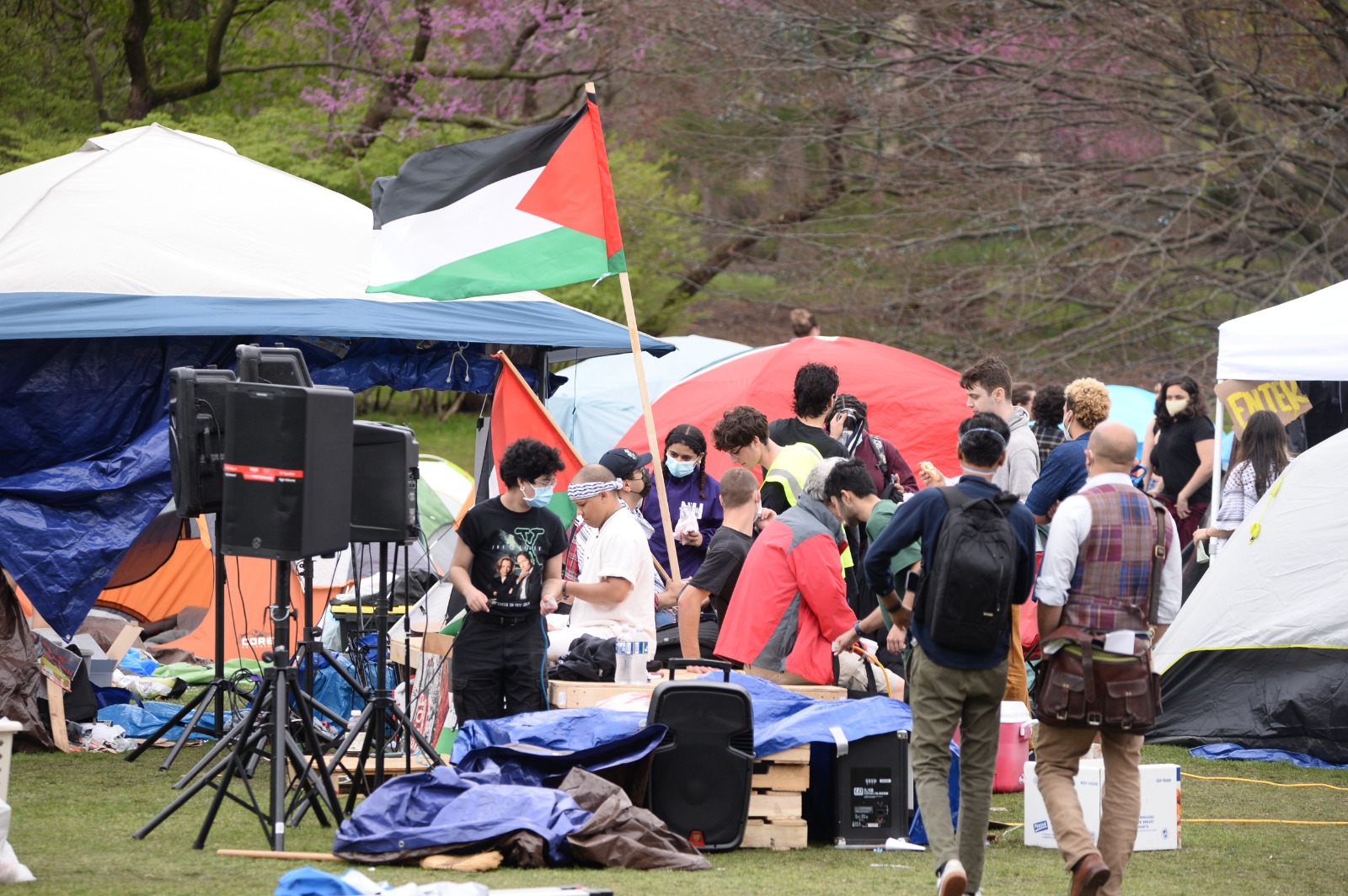 طلاب ومقيمون يخيمون خارج جامعة نورث وسترن خلال احتجاج مؤيد للفلسطينيين رافعين اللافتات. إلينوي، الولايات المتحدة. 27 أبريل 2024