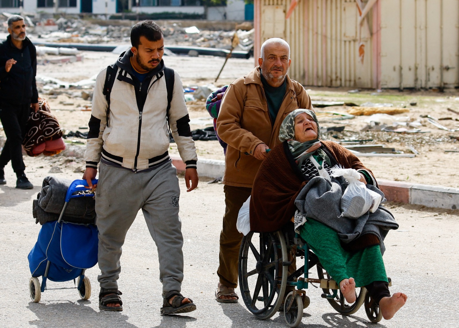 فلسطينيون فارون من خان يونس، بسبب العملية البرية الإسرائيلية، يتحركون نحو رفح في جنوب قطاع غزة. 28 يناير 2024