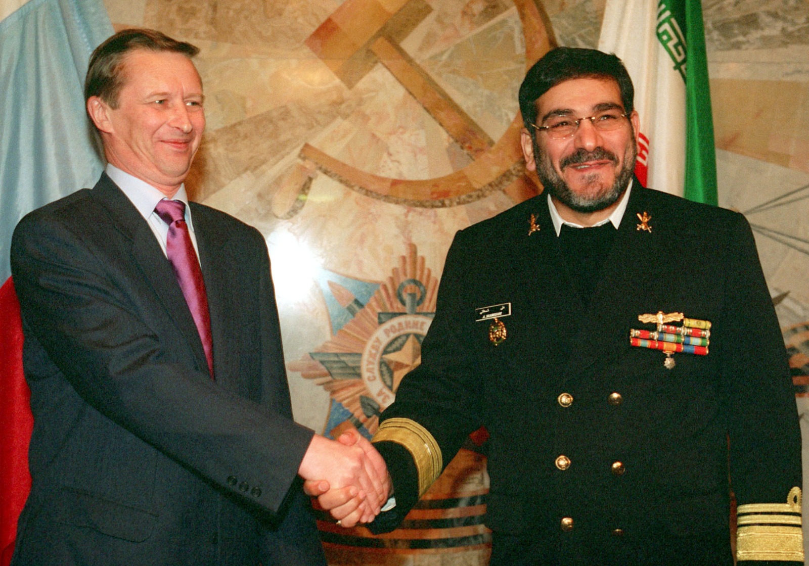 وزير الدفاع الروسي سيرجي إيفانوف (يسار) ونظيره الإيراني الأدميرال علي شمخاني يتصافحان خلال لقائهما في موسكو. 2 أكتوبر 2001