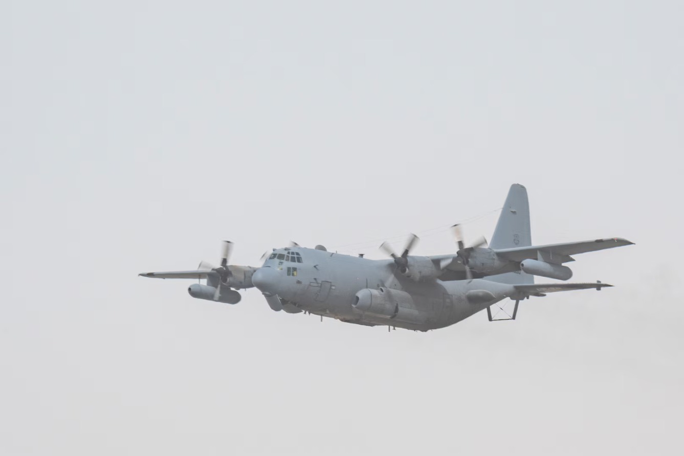 صورة غير مؤرخة لطائرة الحرب الإلكترونية EC-130H تحلق فوق بحر العرب