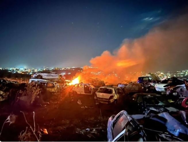 مستوطنون إسرائيليون يضرمون النار في عشرات السيارات في بلدة حوارة بالضفة الغربية المحتلة،  20 نوفمبر .  (CNN)