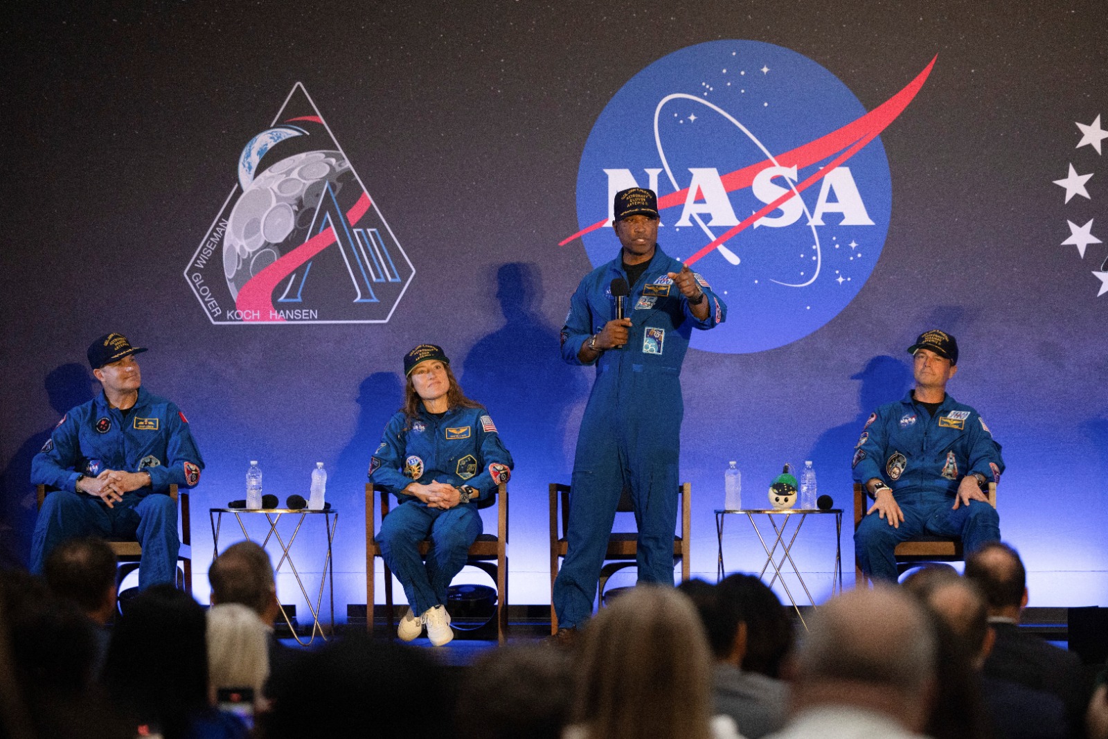 طاقم مهمة أرتميس 2 خلال مؤتمر صحافي في اليوم التالي لهبوطهم في المحيط الهادئ، في قاعدة إلينجتون فيلد المشتركة للاحتياط في هيوستن بتكساس. 11 أبريل 2026