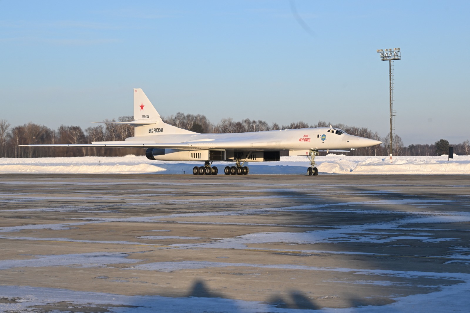 القاذفة الاستراتيجية من طراز Tu-160M وهي تستعد للتحليق من كازان. 22 فبراير 2024