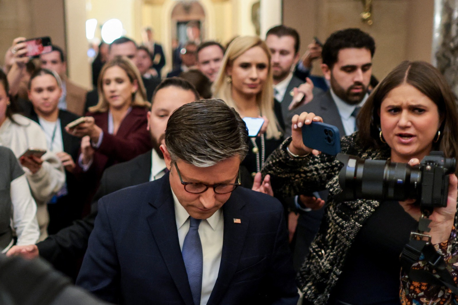 رئيس مجلس النواب مايك جونسون يصل إلى الكابيتول بعد التصويت على مشروع قانون لنشر ملفات إبستين. واشنطن 18 نوفمبر 2025