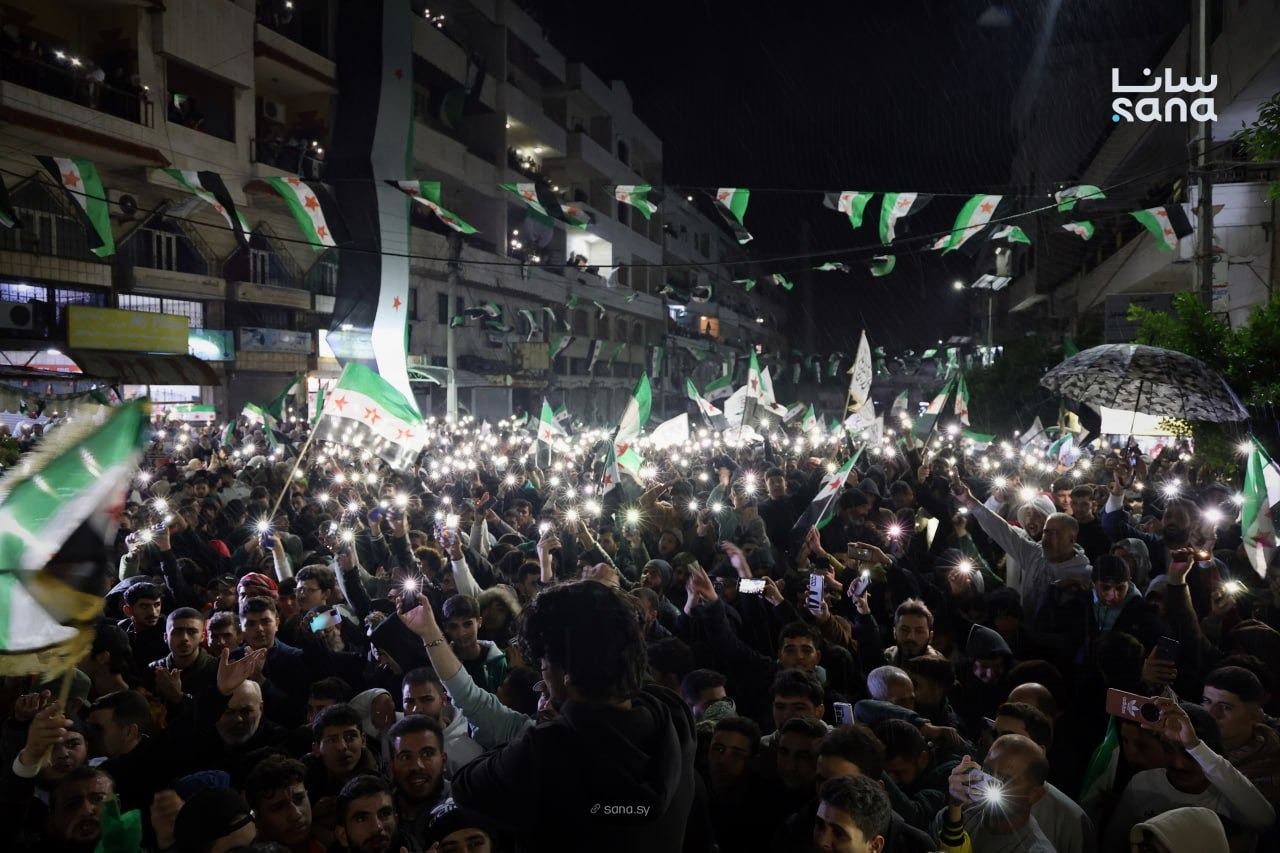 جانب من احتفال أهالي مدينة بانياس في طرطوس بذكرى النصر والتحرير، سوريا. 7 ديسمبر 2025