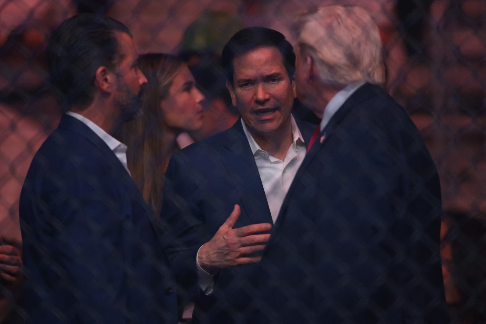 الرئيس الأميركي دونالد ترمب يتحدث مع وزير الخارجية ماركو روبيو ونجله دونالد ترمب الابن، خلال نزال ضمن فعالية UFC 327 في مدينة ميامي بولاية فلوريدا. 11 أبريل 2026