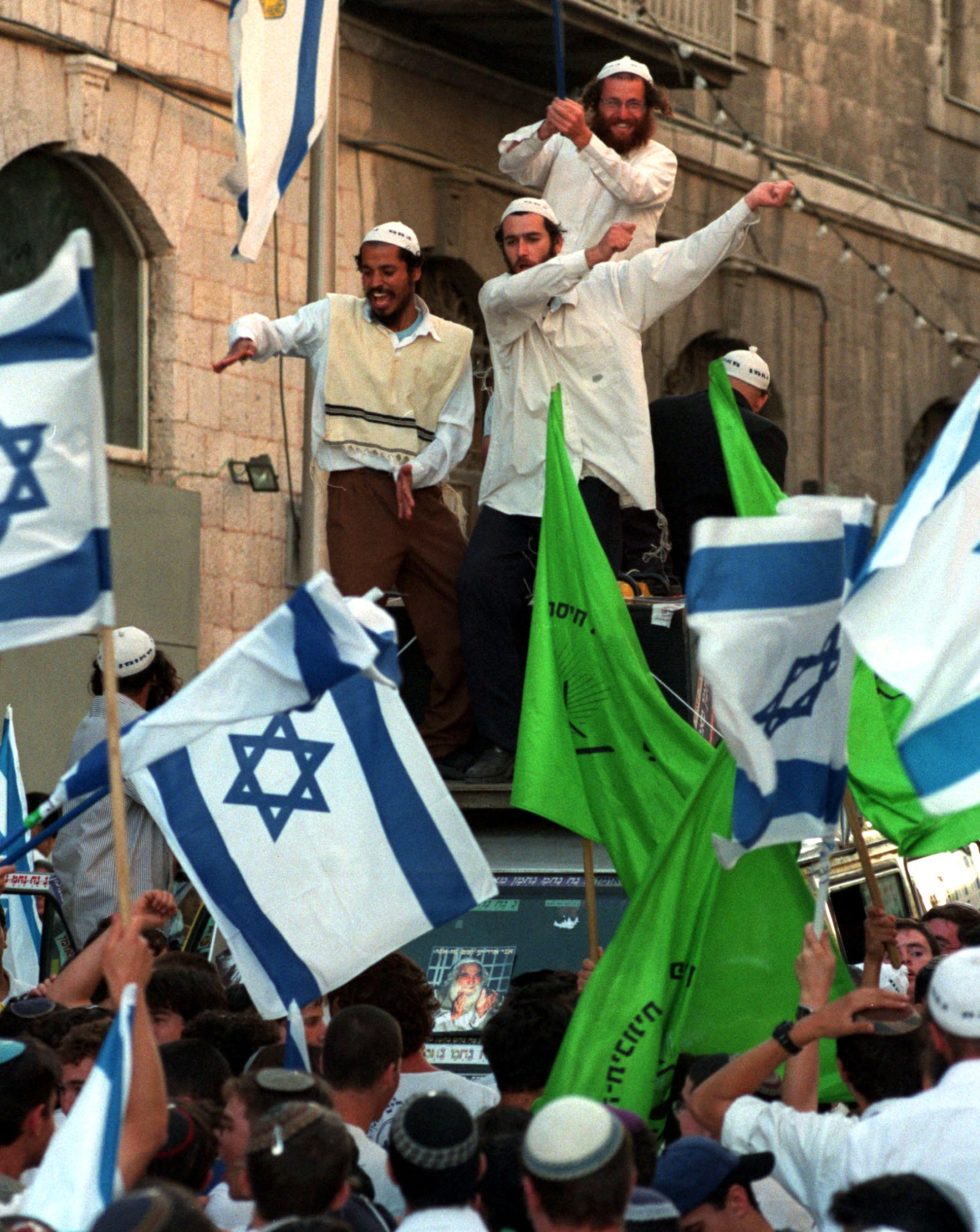 يهود متشددون من طائفة براسلاف الحريديم يرقصون فوق سيارة خلال احتفالات 