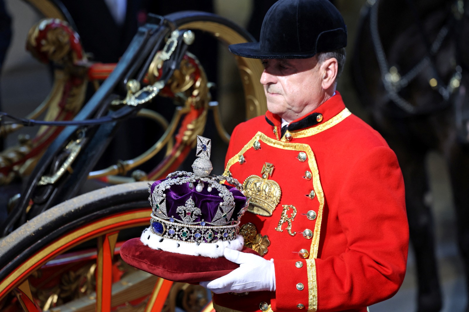 يصل التاج الإمبراطوري إلى مبنى البرلمان قبل الافتتاح الرسمي للبرلمان في 17 يوليو 2024، في لندن، بريطانيا.
