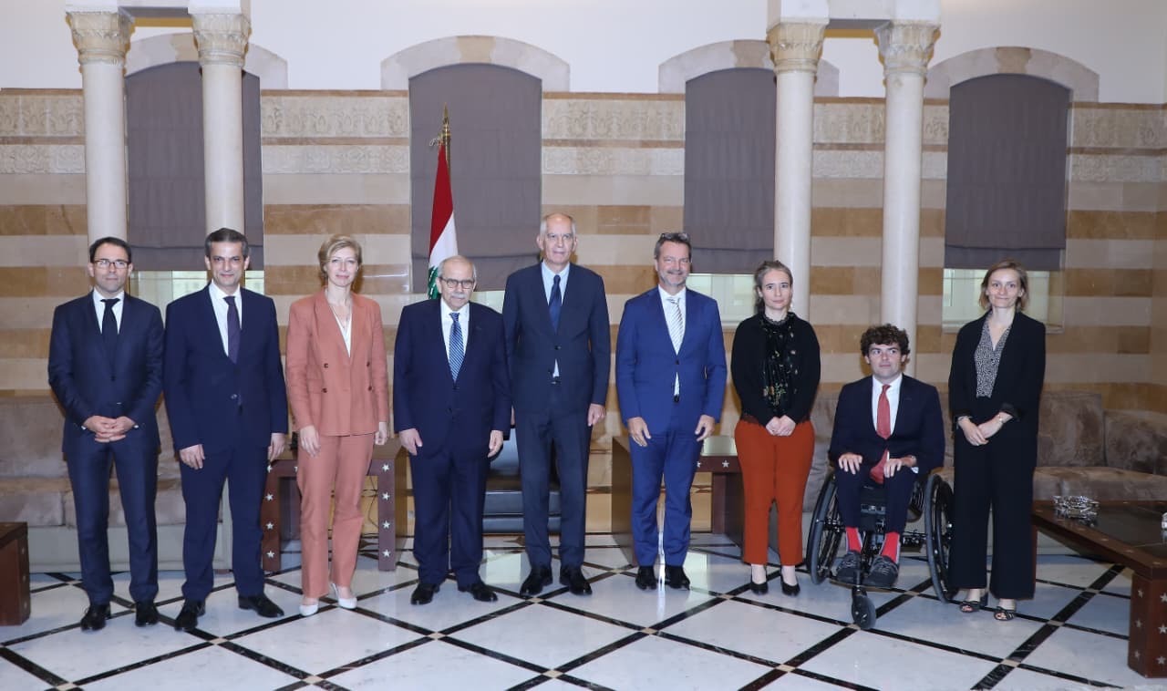 رئيس الحكومة اللبنانية نواف سلام خلال استقباله آن كلير لوجاندر مستشارة الرئيس الفرنسي إيمانويل ماكرون في بيروت  13 نوفمبر 2025