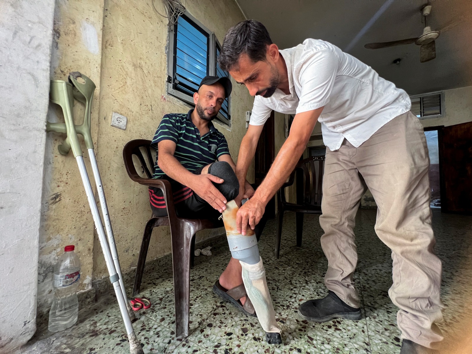 الطبيب صلاح السالمي يضع طرفاً اصطناعيا 