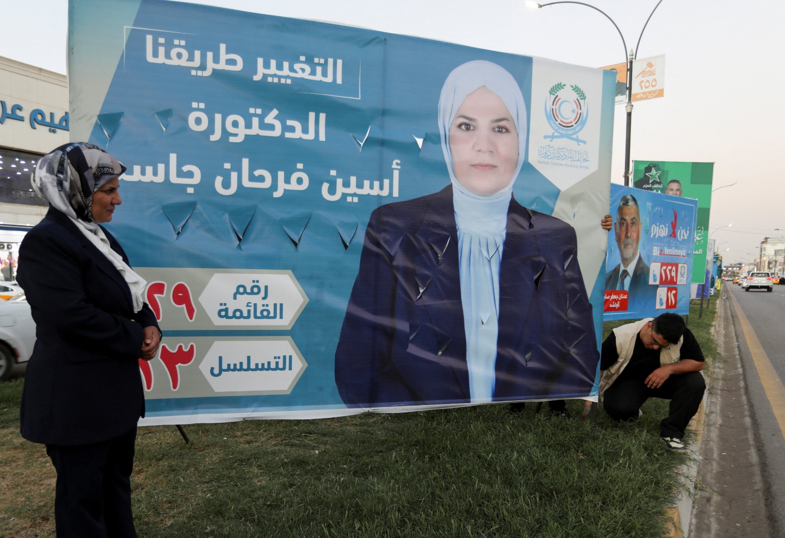 لافتة انتخابية تحمل صورة المرشحة البرلمانية التركمانية آسين فرحان معروضة في أحد شوارع كركوك. العراق في 13 أكتوبر 2025