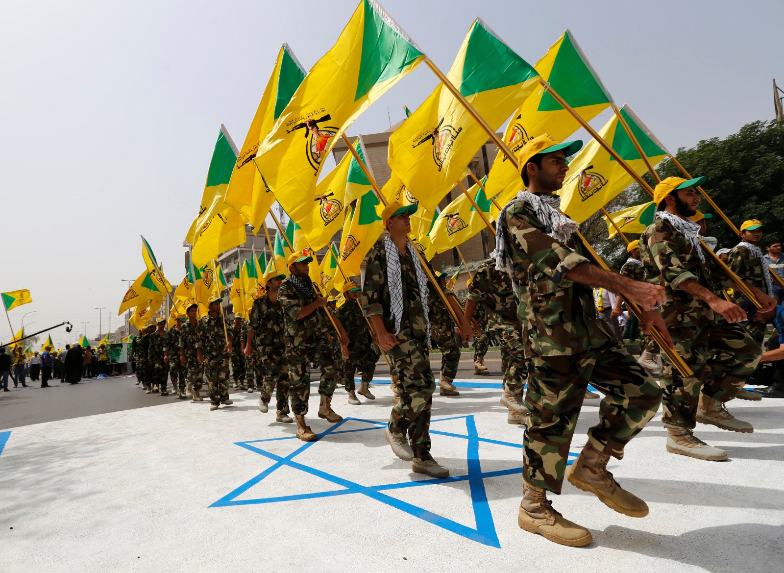 عناصر من كتائب حزب الله العراقية المدعومة من إيران خلال موكب بمناسبة يوم القدس السنوي بالعاصمة بغداد- 25 يوليو 2014