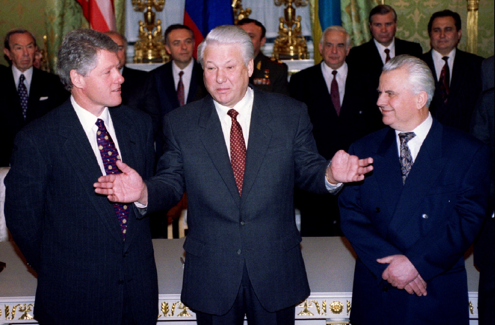 الرئيس الأميركي بيل كلينتون ونظيريه الروسي بوريس يلتسين (وسط) والأوكراني ليونيد كرافتشوك يتصافحون بعد توقيع اتفاق بودابست. 14 يناير 1994