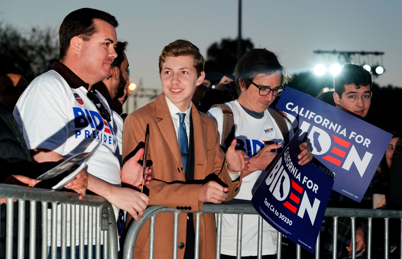 مؤيدون لجو بايدن، المرشح الديمقراطي للرئاسة الأميركية في 2020، خلال الانتخابات التمهيدية في لوس أنجلوس، بولاية كاليفورنيا. 3 مارس 2020 - Reuters