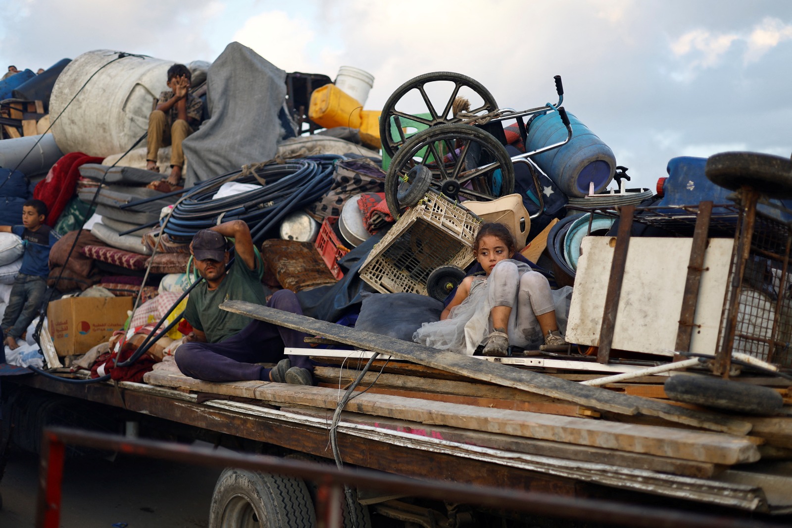 فلسطينيون نازحون فروا من شمال غزة بسبب الهجوم الإسرائيلي يتجهون إلى جنوب قطاع غزة. 19 سبتمبر 2025