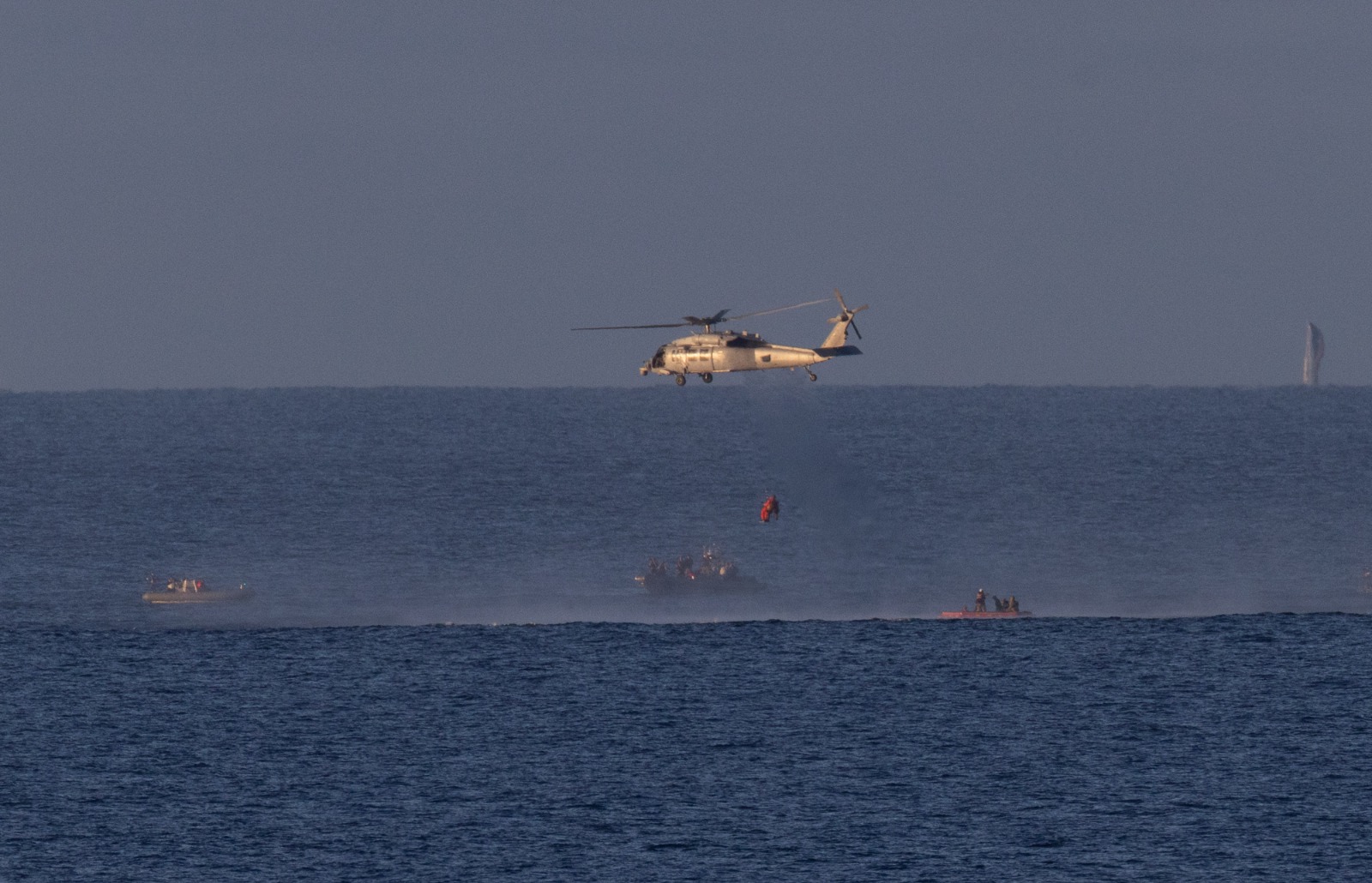 مروحية من MH-60 Seahawk تستعد لنقل رواد الفضاء إلى سفينة الاستعادة، 10 أبريل 2026