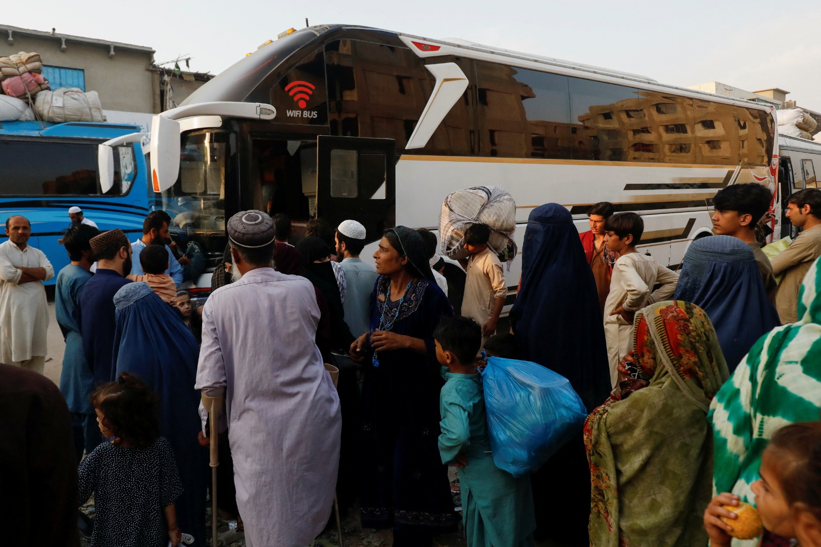 أفغان يستعدون للصعود على متن حافلات تقلهم إلى أفغانستان بعدما أمرتهم باكستان بالمغادرة، كراتشي. 25 أكتوبر 2023