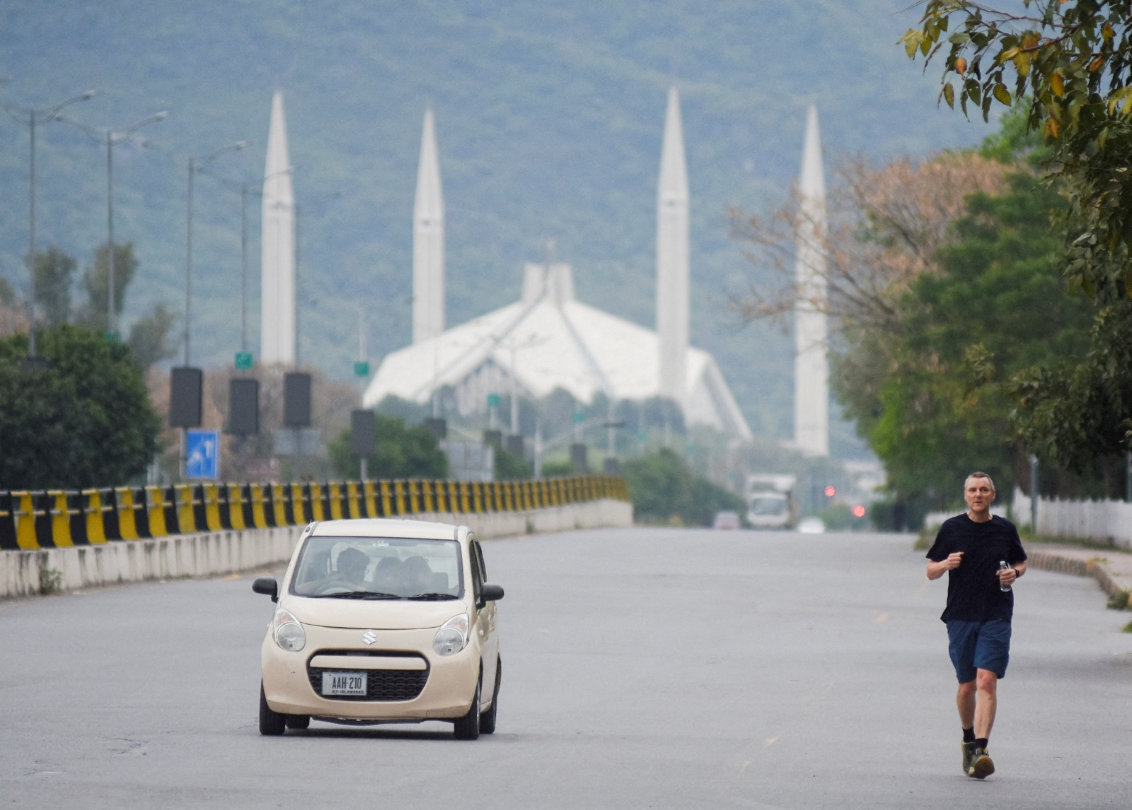 شوارع شبه خالية من المارة والسيارات في إسلام آباد، 11 أبريل 2026