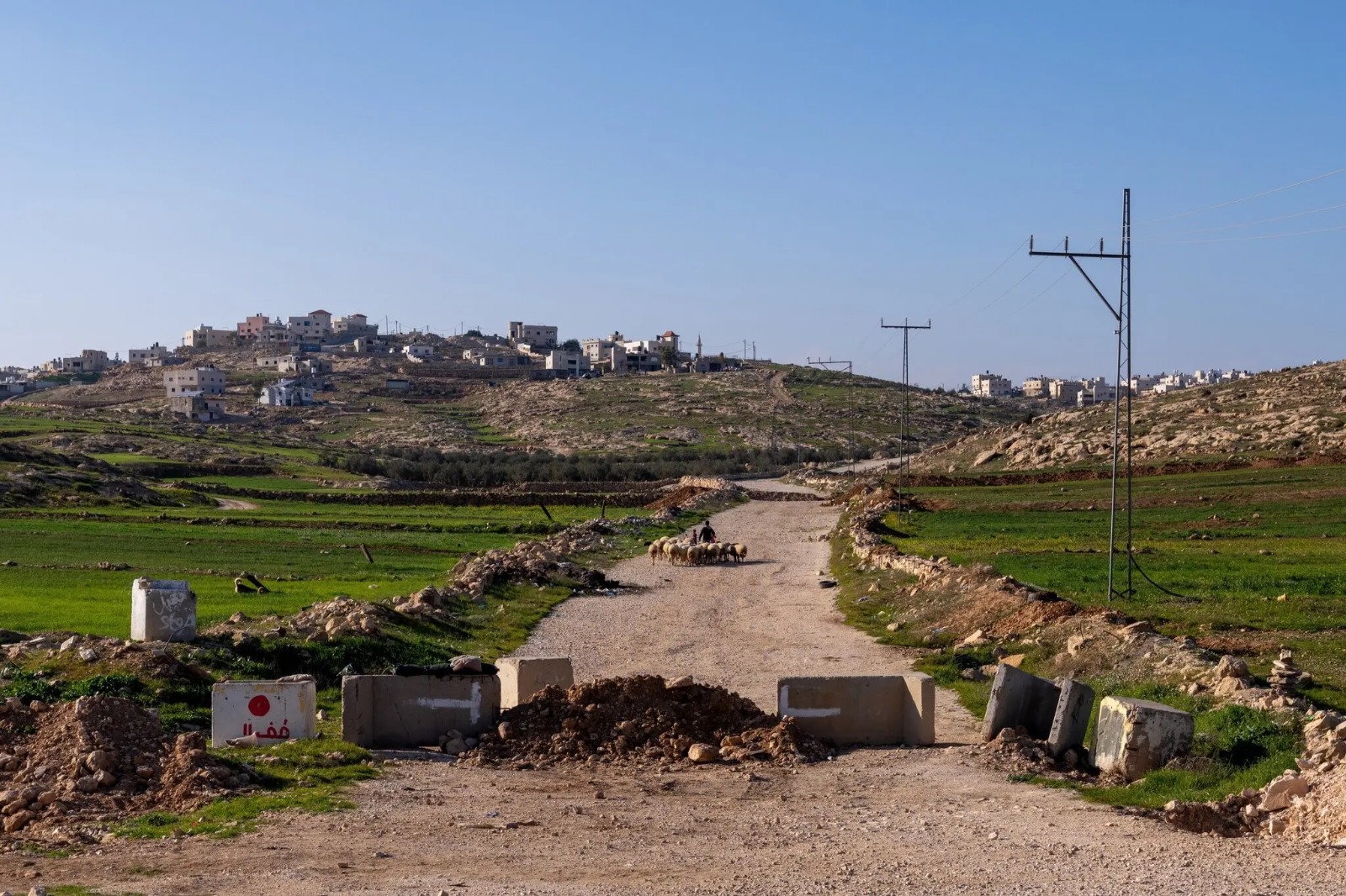 بعد 7 أكتوبر بدأ مستوطنون في إقامة حواجز طرق غير مصرح بها في العديد من المناطق في الضفة الغربية المحتلة