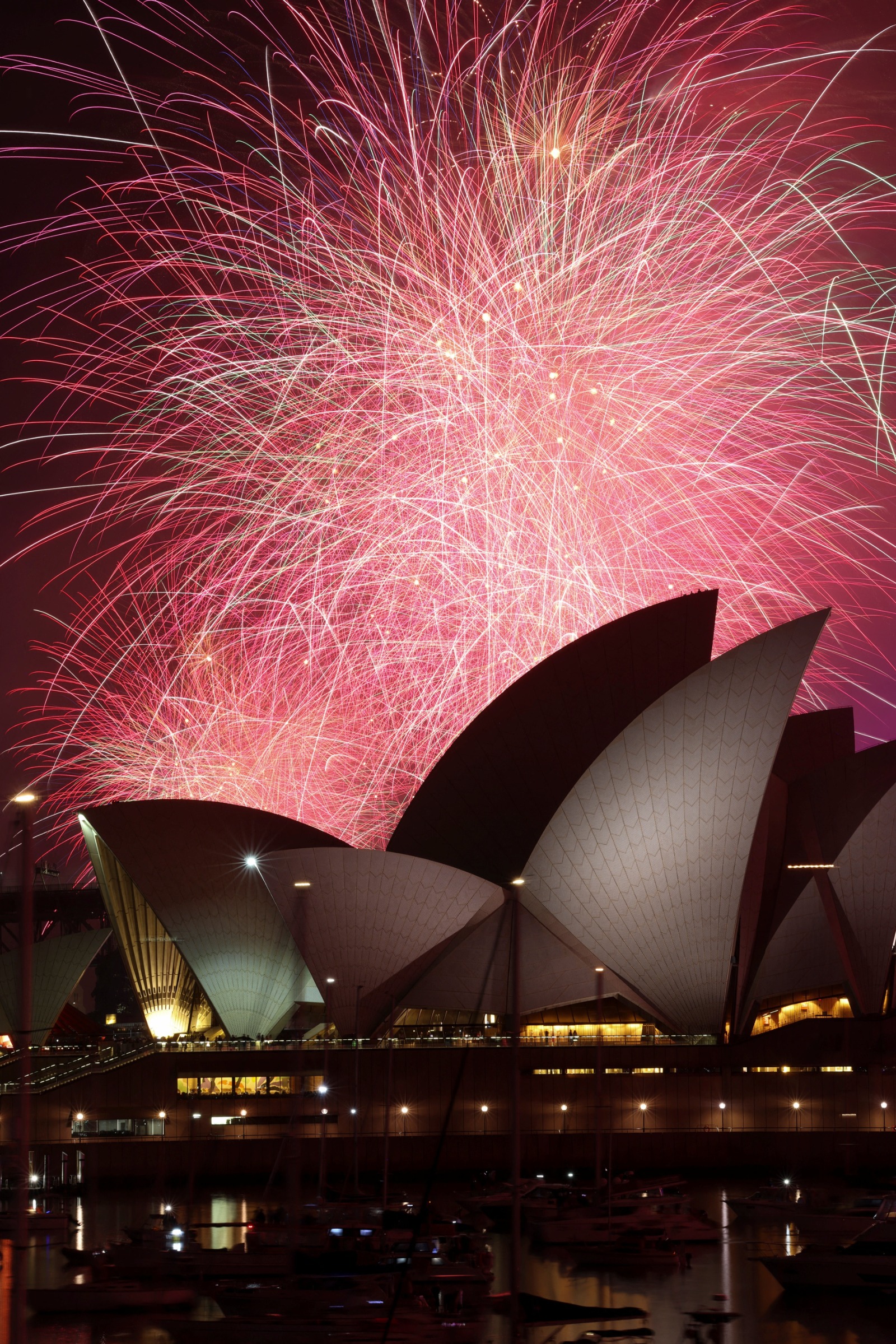 الألعاب النارية فوق جسر ميناء سيدني ودار أوبرا سيدني احتفالاً بالعام الجديد في سيدني، أستراليا، في الأول من يناير 2026.