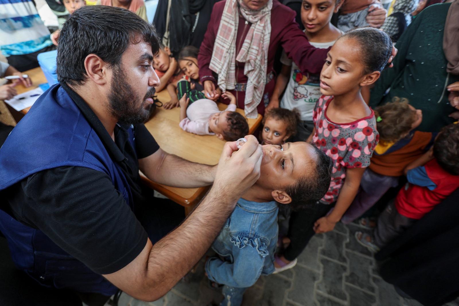 طفل فلسطيني يتم تطعيمه ضد شلل الأطفال في مركز رعاية صحية تابع للأمم المتحدة في دير البلح وسط قطاع غزة. 1 سبتمبر 2024