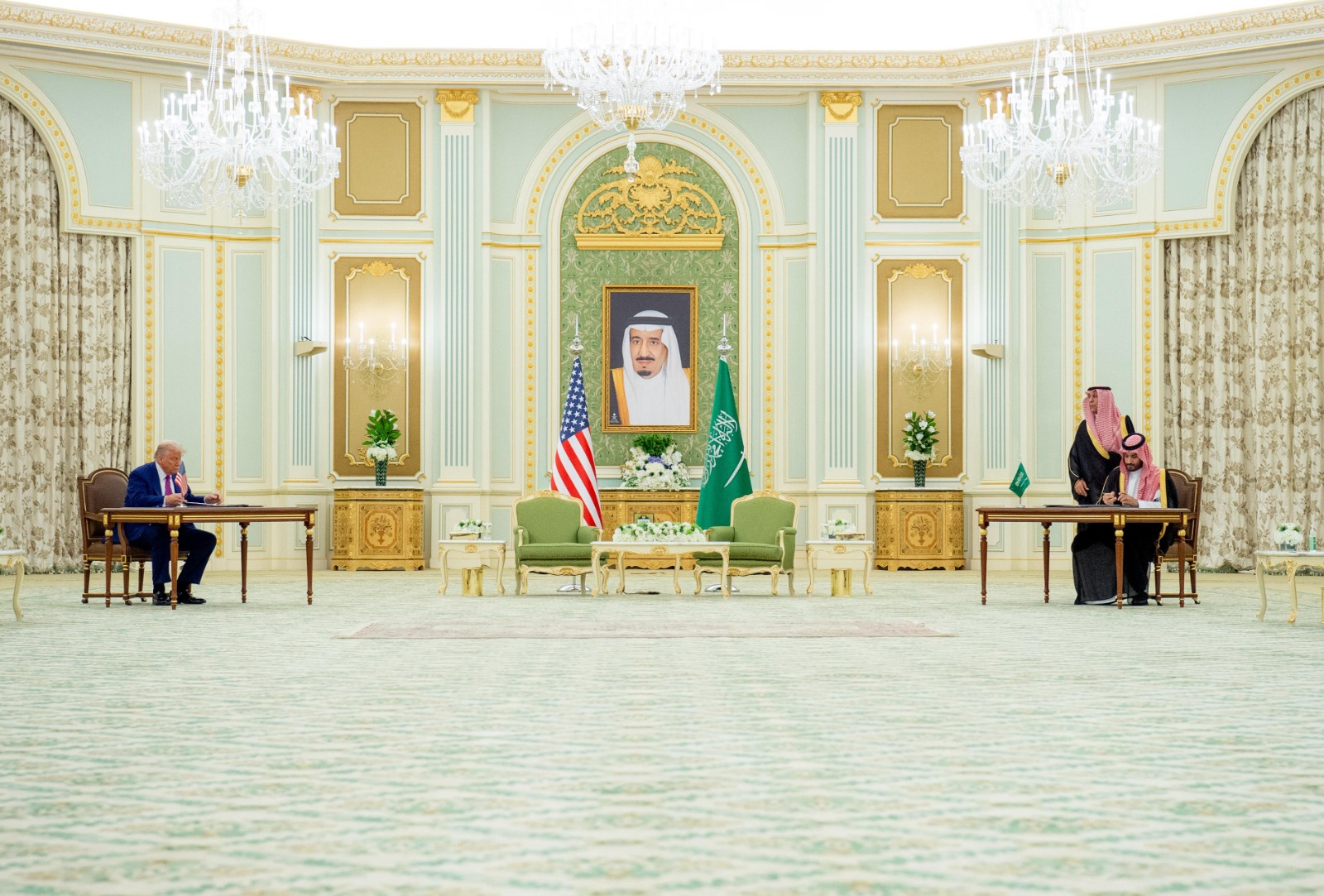 جانب من توقيع ولي العهد السعودي الأمير محمد بن سلمان والرئيس الأميركي دونالد ترمب على وثيقة الشراكة الاقتصادية الإستراتيجية. 13 مايو 2025