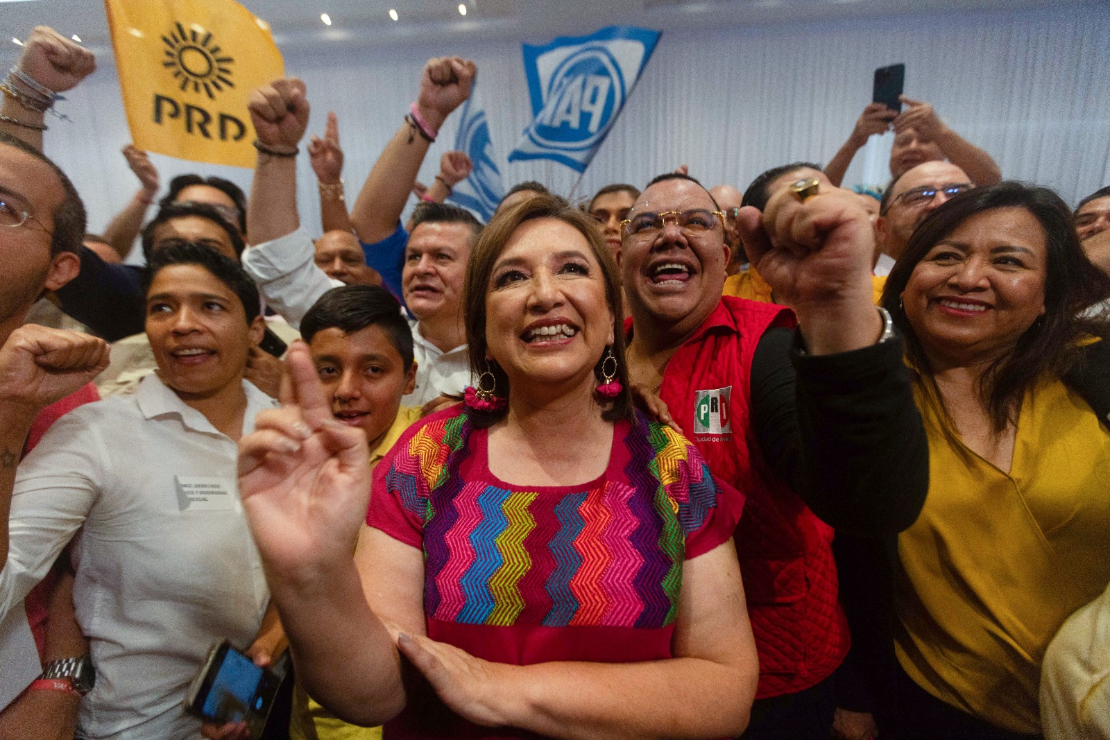 المرشحة الرئاسية سوتشيتل جالفيز خلال لقاء مع عدد من الناخبين، 17 مايو 2024